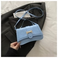 Sac à main bleu clair matelassé avec boucle en métal doré et bandoulière fine - Bleu