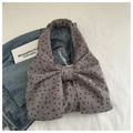 Détail d'un sac à main en velours côtelé gris foncé avec nœud et motifs floraux de cœurs - Gris