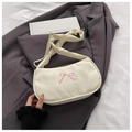 Borsa a mezzaluna beige minimalista con ricamo a fiocco rosa e tracolla larga - Bianco