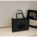 Dettaglio della borsa tote in pelle nera con motivo M a rilievo e logo circolare - Nero