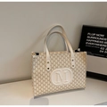Dettaglio borsa shopper beige monogramma con logo M a rilievo e rivetti dorati - Bianco Sporco