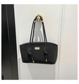 Detail einer schwarzen Stepptasche mit Metallplakette und stilvollen Knotenschultergurten - Stil 1 Schwarz