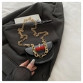 Bolso de hombro minimalista de cuero negro con cerezas y cadena dorada - Negro
