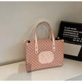 Dettaglio della borsa rosa con logo M in rilievo e stampa di lettere all-over - Rosa