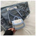 Borsa a mano blu e bianca con stampa ciliegie, tracolla e dettagli dorati - Blu
