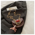 Bolso de montura marrón con cadenas doradas dobles y dije de cereza en acabado cuero - café