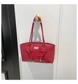 Detail der roten Krokodil-Struktur Tasche mit Metall-Logo und geknotetem Schultergurt - Stil 1 Rot