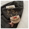 Bolso bandolera beige estilo silla con dije de cereza y cadena dorada muy elegante - Caqui Oscuro