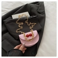 Bolso de silla rosa chic con amuleto de cereza roja y cadenas de color dorado - Rosa