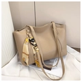 Dettaglio della borsa tote kaki con texture in PU opaco ed elegante foulard di seta - Cachi Scuro