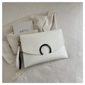 Pochette a busta bianca con decorazione luna nera e cinturino su blazer beige chiaro - Bianco