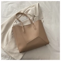 Detailansicht der khakifarbenen Tragetasche mit goldenem Logo und doppelten Henkeln - Dunkelkhaki