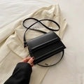 Bolso cuadrado negro minimalista de piel sintética texturizada con detalles dorados - Negro