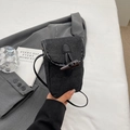 Minimalistische schwarze Jeans-Handytasche mit Vintage-Knebelverschluss und Lederriemen - Schwarz