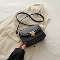 Borsa a tracolla quadrata nera minimalista con finitura opaca e chiusura dorata - Nero