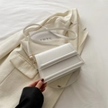 Bolso bandolera blanco minimalista con detalles dorados y elegantes costuras rectangulares - Blanco