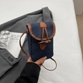 Dunkelblaue Denim Handytasche mit Vintage-Hornknopf und brauner Lederumrandung - Dunkelblau