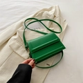 Bolso de hombro rectangular verde esmeralda en cuero con herrajes dorados chic - Verde