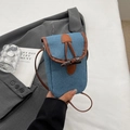 Blaue Denim Handytasche mit braunem Lederbesatz und modischem Holz-Knebelverschluss - Blau