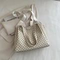 Beigefarbene Shopper-Tasche mit braunem Vintage-Muster und breitem Textil-Schultergurt - Gebrochenes Weiß