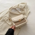 Borsa a tracolla beige e marrone chiaro con fibbia dorata su sfondo di abito beige - Khaki (Design Patchwork)