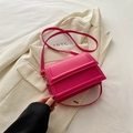 Bolso bandolera cuadrado rojo rosa minimalista en cuero sintético con hebilla dorada - rosa intenso