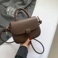 Mini-Satteltasche aus dunkelbraunem Leder mit Lychee-Muster, Griff und goldener Hardware - Braun