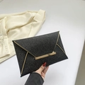 Elegante borsa a busta nera glitterata con dettagli in metallo dorato tenuta a mano - Nero