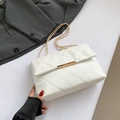 Borsa a tracolla trapuntata bianca con dettagli in metallo dorato e catenella - Bianco