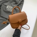 Braune Handtasche aus Leder mit Litschi-Maserung, Tragegriff und goldener quadratischer Schnalle - Braun