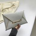 Elegante borsa a busta in paillettes argento con hardware dorato per la sera - Argento