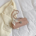 Borsa a spalla rosa in finta pelle con trama marmorea e foulard in seta con cuori - Rosa
