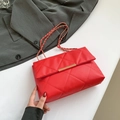 Borsa a tracolla trapuntata rossa con catena dorata e dettagli in metallo di lusso - Rosso