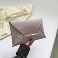 Pochette a busta glitter champagne rosa con eleganti bordi in metallo dorato - Rosa