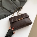 Borsa a tracolla trapuntata marrone scuro con catena dorata su blazer grigio - Marrone
