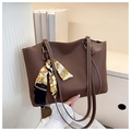 Borsa tote marrone in ecopelle con cuciture a contrasto e sciarpa di seta decorativa - caffè