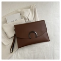 Pochette a busta marrone scuro in pelle liscia con fibbia decorativa in metallo a luna - caffè