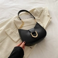 Bolso de hombro de cuero negro minimalista con hebilla en U dorada y cadena vintage - Negro