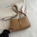 Bolso de hombro media luna en cuero marrón con hebilla dorada y correa ajustable - Caqui