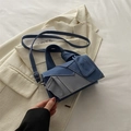 Dettaglio borsa a tracolla in denim con manico annodato e tracolla regolabile - Blu