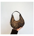 Detalle de bolso hobo con estampado de leopardo, asa negra y herrajes metálicos dorados - Estampado de leopardo