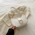 Elegante bolso de hombro semicircular blanco con hebilla en U dorada y asa de cadena - Blanco