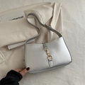 Bolso de hombro media luna plateado con cierre de pistón dorado y textura de cuero - Plateado