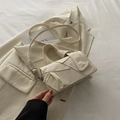Dettaglio della borsa a tracolla in tela crema con design a pieghe e tracolla regolabile - Bianco