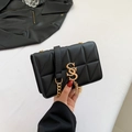 Schicke schwarze Stepptasche mit goldener Kette und metallischem SS-Logo Anhänger - Schwarz