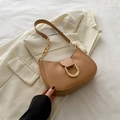 Bolso de hombro de media luna color camello con hebilla dorada en U y cadena de metal - Caqui