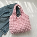 Bolso rosa con textura de burbujas y diseño plisado de nube moderno para mujer - Rosa