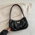 Minimalistische schwarze Leder-Achseltasche mit zartem silbernem Schmetterlingsdekor - Schwarz