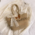 Khaki geflochtene Strohtasche mit bunten Punkten, Perlenknopf und Spitzen-Schleife - Mit Seidenschal / Khaki
