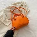 Lebhafte orangefarbene Halbmond-Handtasche aus PU-Leder mit verstellbarem Schultergurt - Orange